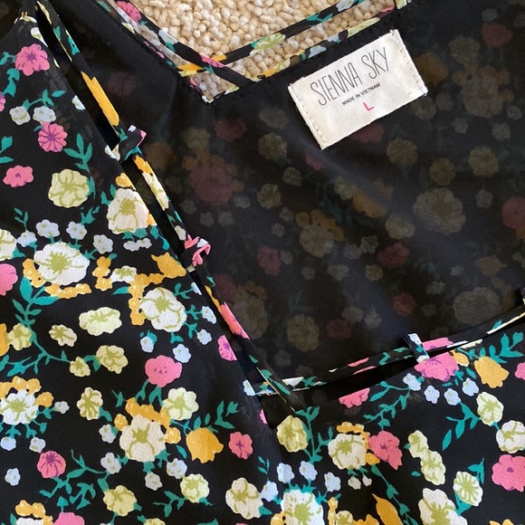 2/10 Women’s Floral Top - Picture 2 of 3